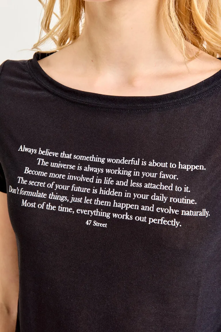 Remera negra de manga corta con estampado de frase inspiradora de 47 Street en Remeras para argentina