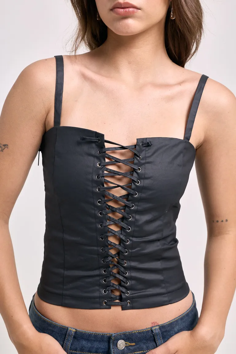 Top estilo corset con ajuste frontal mediante lazo y breteles regulables con cierre lateral de 47 Street en Tops para argentina