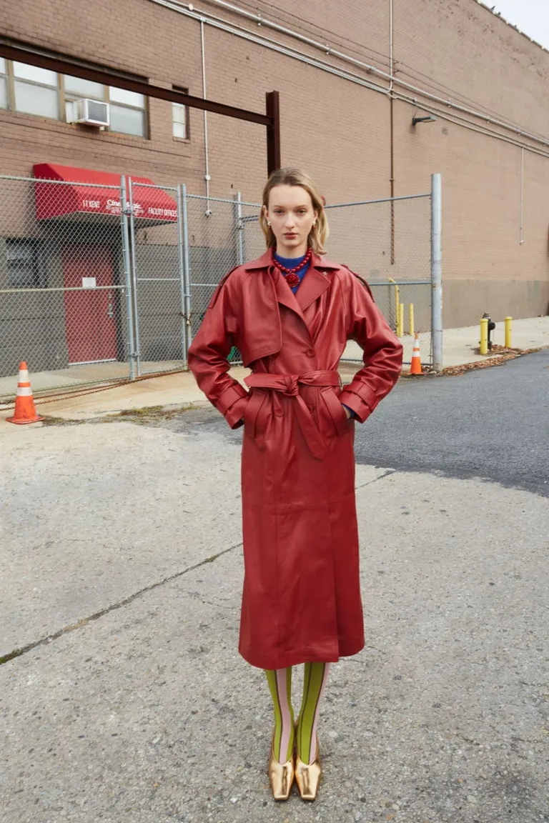 Tapado tipo trench con cinturón, bolsillos laterales, mangas raglán, charreteras en hombros y cruce doble frontal de Las Pepas en Tapados para argentina