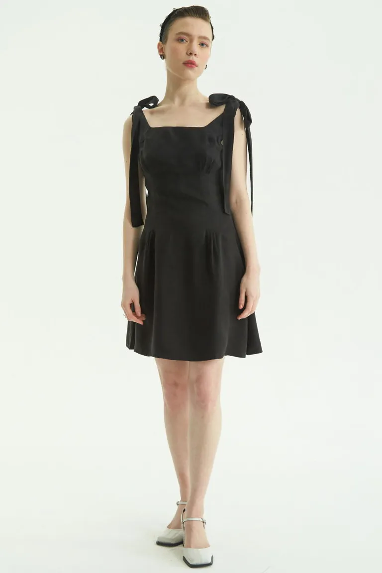 Vestido negro de corte evasé con escote cuadrado y breteles de moño de Las Pepas en Vestidos para argentina