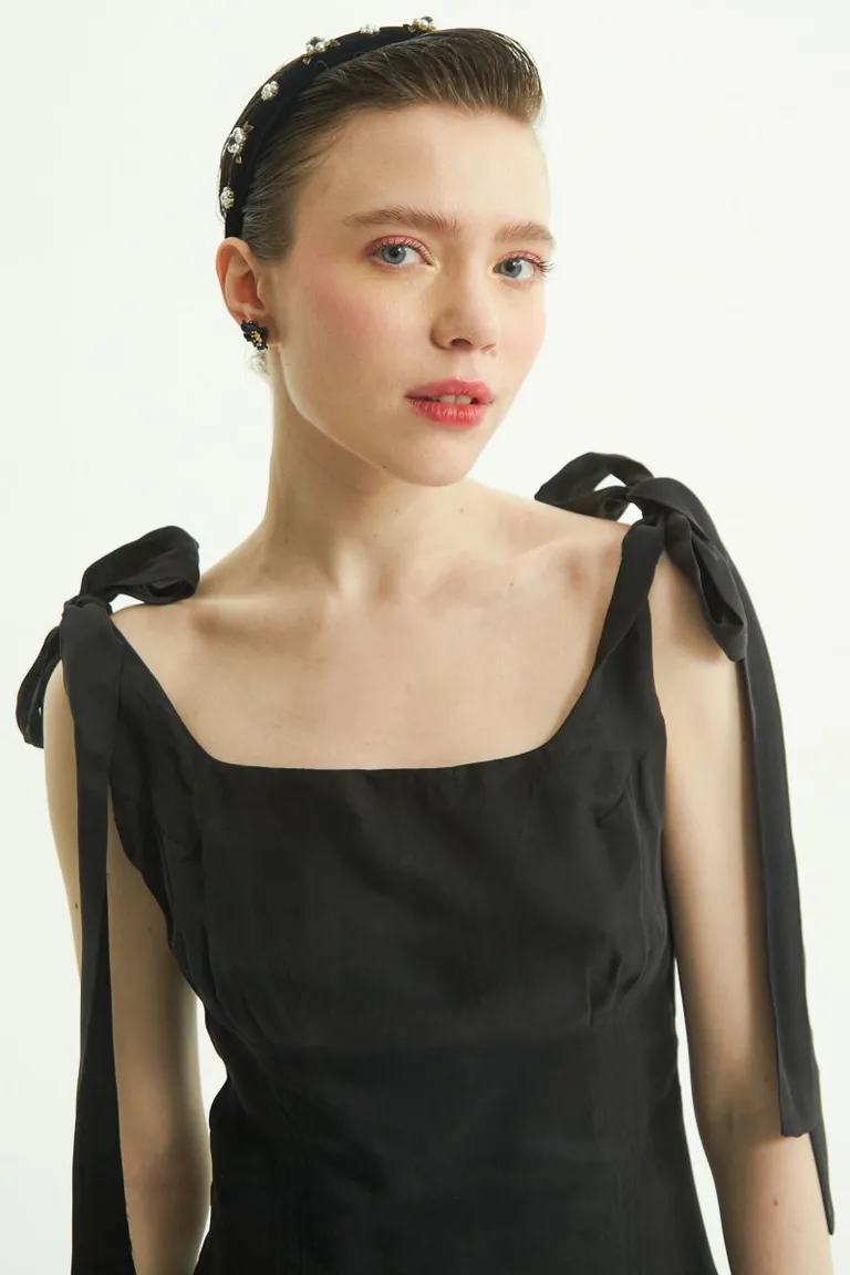 Vestido negro de corte evasé con escote cuadrado y breteles de moño de Las Pepas en Vestidos para argentina