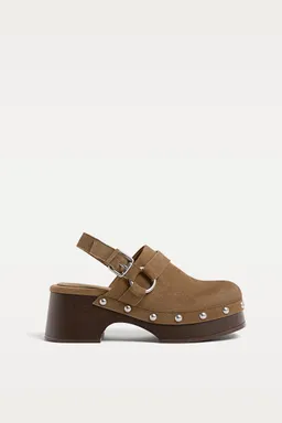 Zuecos cuero tachas de Stradivarius en Zuecos Planos para argentina