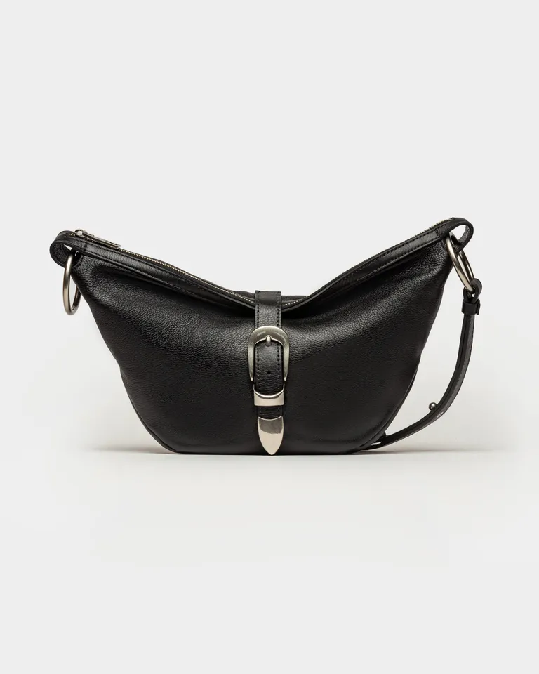 Bandolera de cuero satinado negro con hebilla central - Elegancia y practicidad en un solo accesorio de Prüne en Bolsos y Carteras para argentina