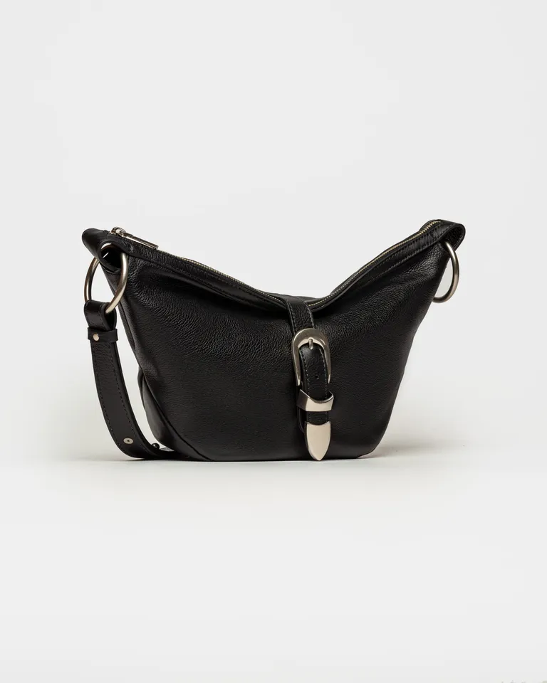 Bandolera de cuero satinado negro con hebilla central - Elegancia y practicidad en un solo accesorio de Prüne en Bolsos y Carteras para argentina