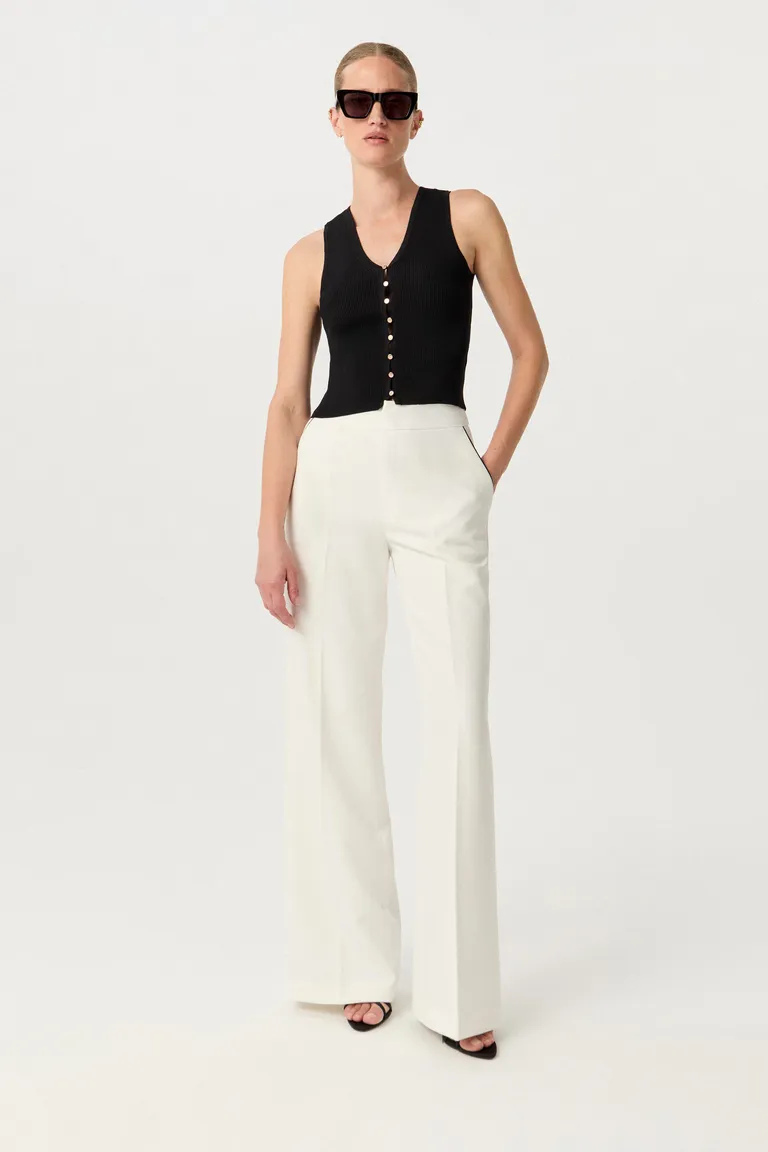 Top sin mangas de punto liso con escote en V y detalles de botones metálicos de Markova en Tops para argentina