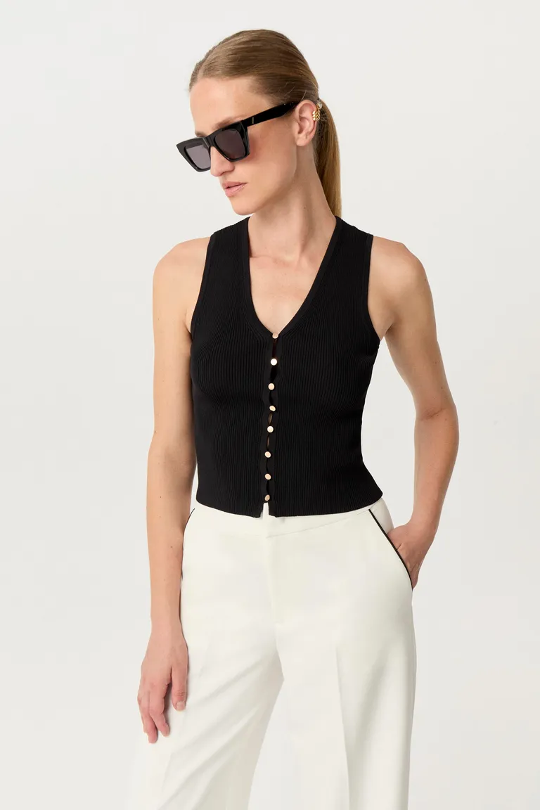 Top sin mangas de punto liso con escote en V y detalles de botones metálicos de Markova en Tops para argentina