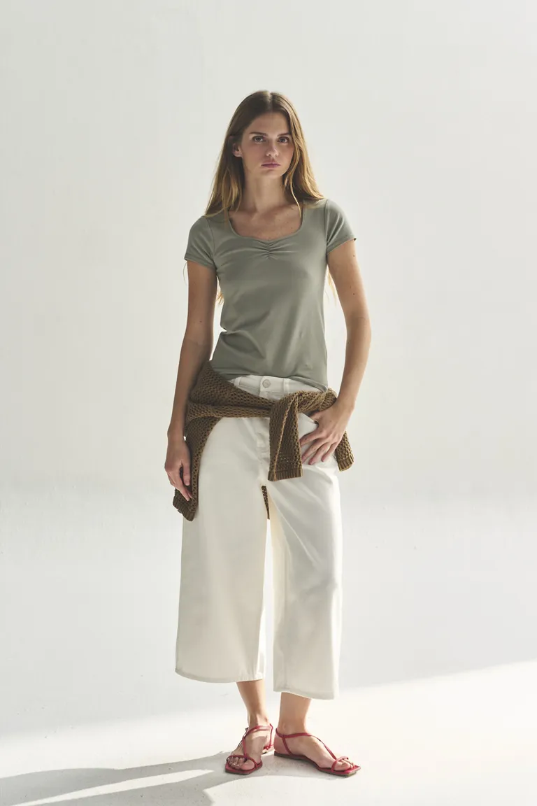 Remera de manga corta verde con escote redondo de Akiabara en Remeras para argentina