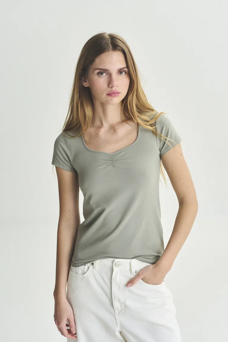 Remera de manga corta verde con escote redondo de Akiabara en Remeras para argentina