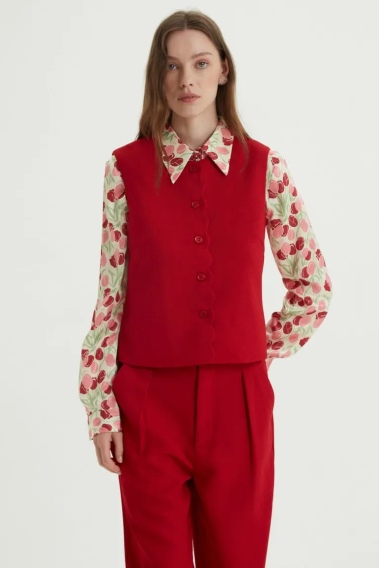 Chaleco sastrero de corte recto con escote redondo y terminación frontal ondulada con botones de Las Pepas en Chalecos para argentina