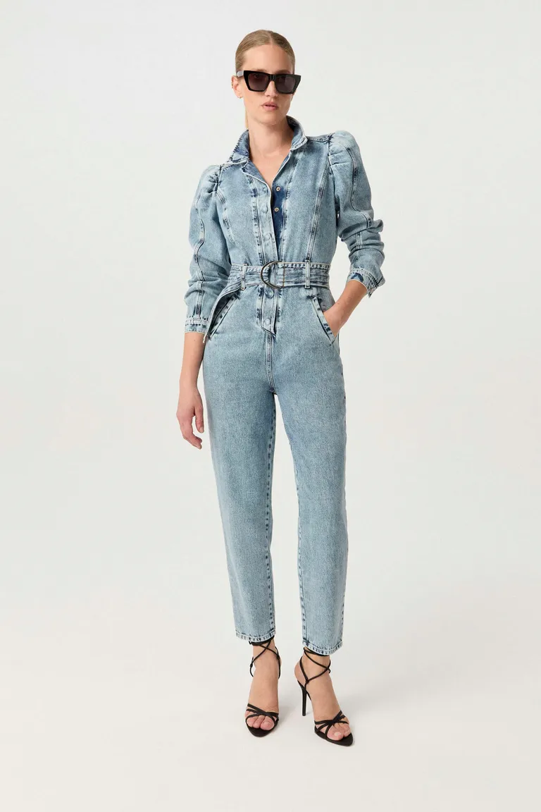 Mono de denim de silueta entallada y pierna recta slim con detalles de manga y cintura de Markova en Monos para argentina