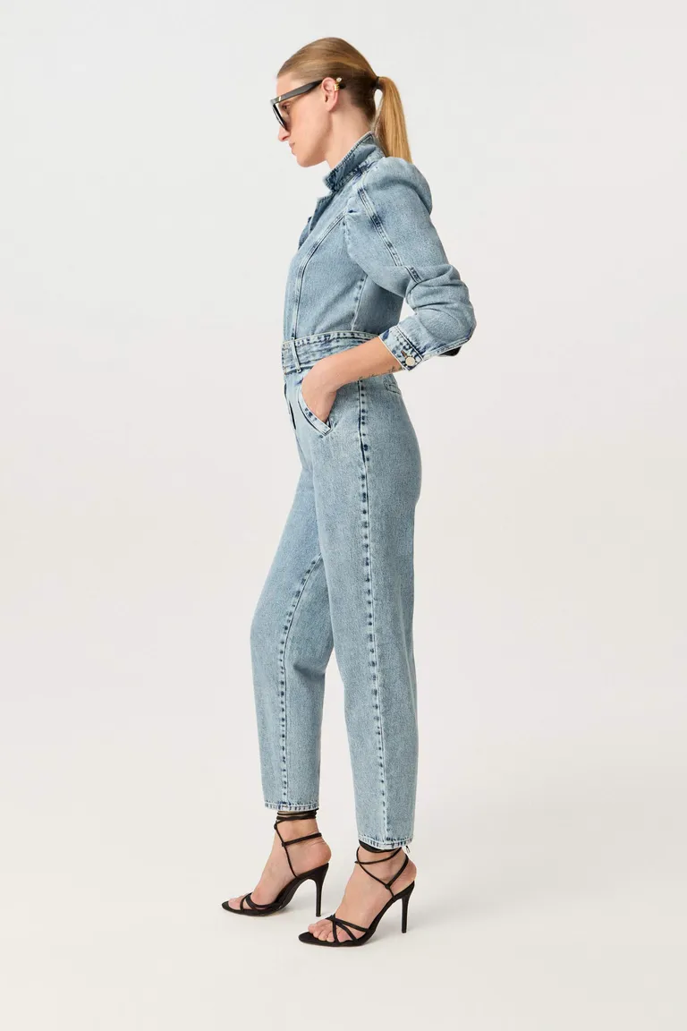 Mono de denim de silueta entallada y pierna recta slim con detalles de manga y cintura de Markova en Monos para argentina