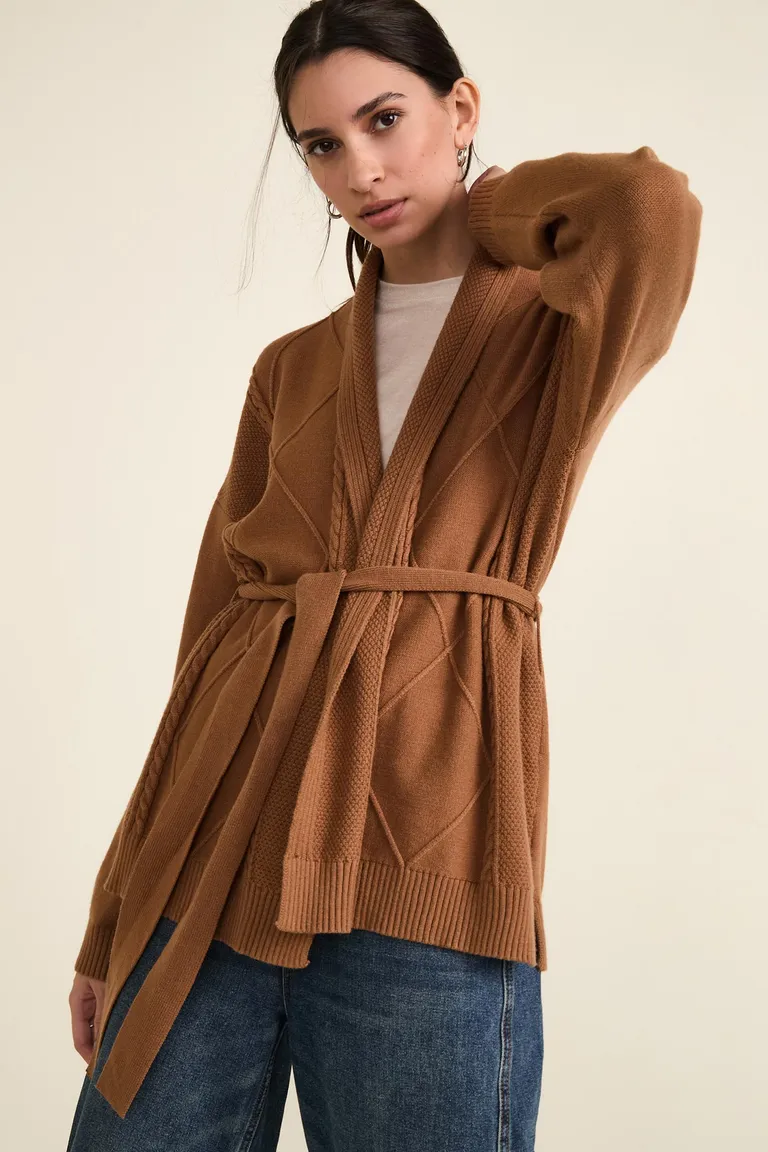 Cardigan abierto tejido con cuello smoking mangas largas y lazo ajustable en la cintura de Cuesta Blanca en Buzos y Sweaters para argentina