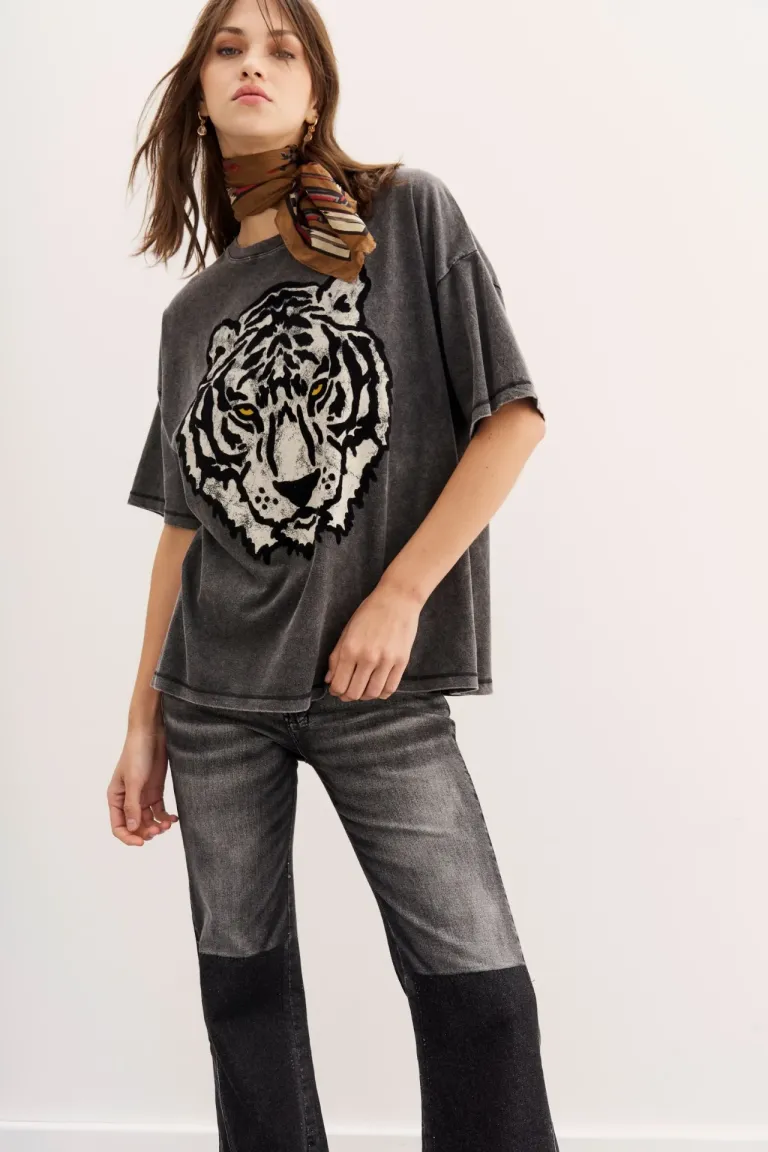 Remera gris oversize con estampado de tigre para mujer de Rapsodia en Remeras para argentina
