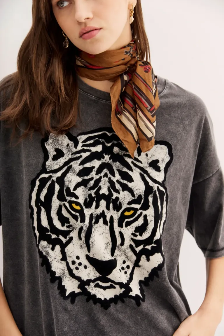 Remera gris oversize con estampado de tigre para mujer de Rapsodia en Remeras para argentina