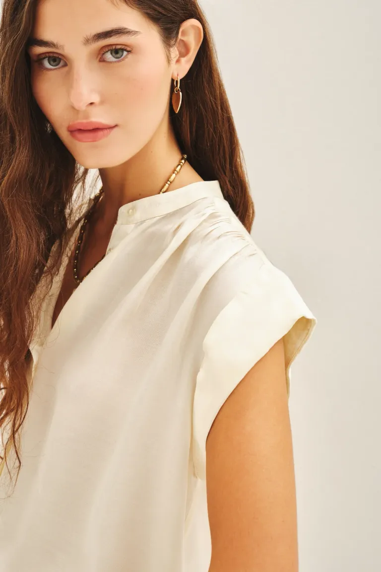 Camisa de corte amplio en viscosa con canesú y botones a tono de Rapsodia en Camisas para argentina