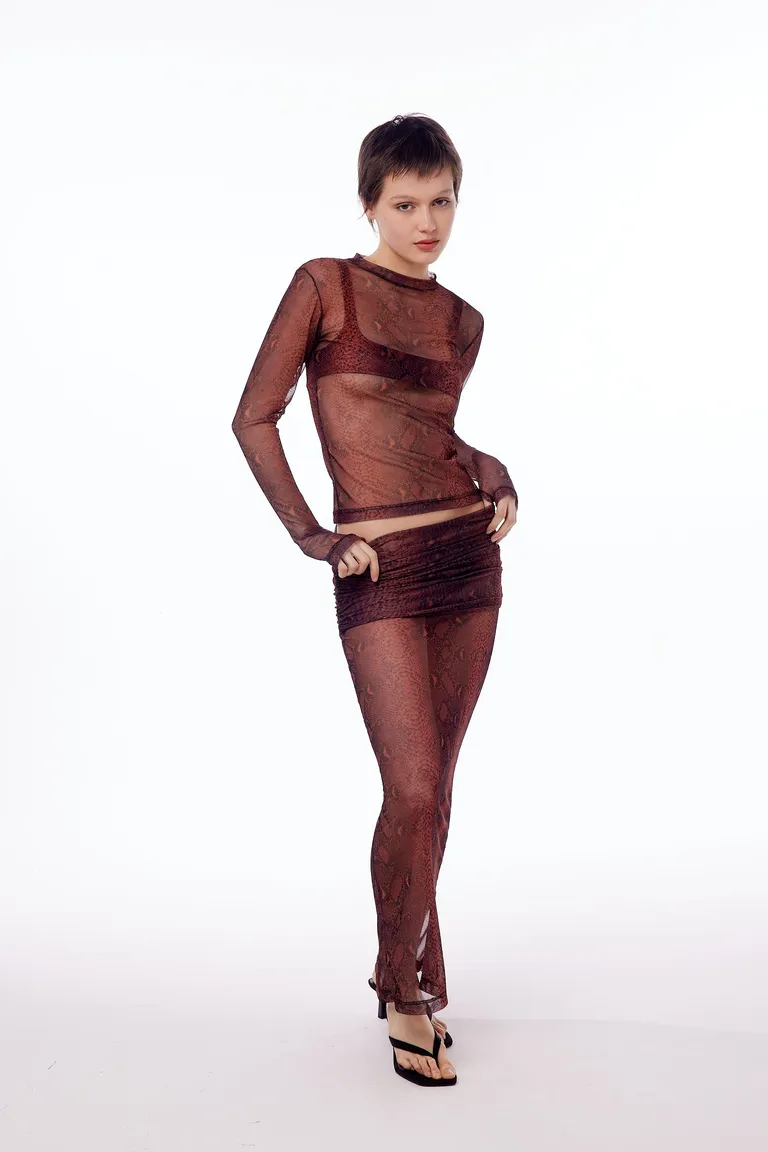 Remera manga larga de microtul con estampa serpiente en tono marrón de Black Mamba en Remeras para argentina