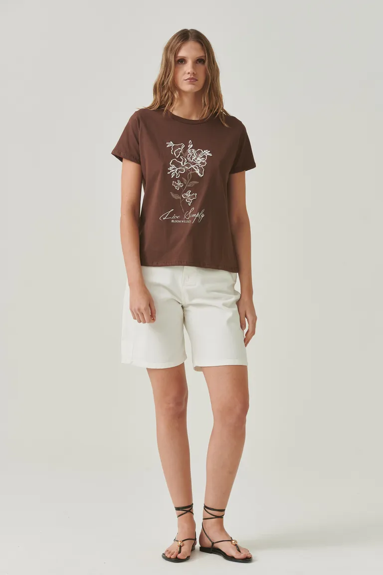 Remera con estampado floral lineal y texto decorativo en tono marrón de Sweet en Remeras para argentina