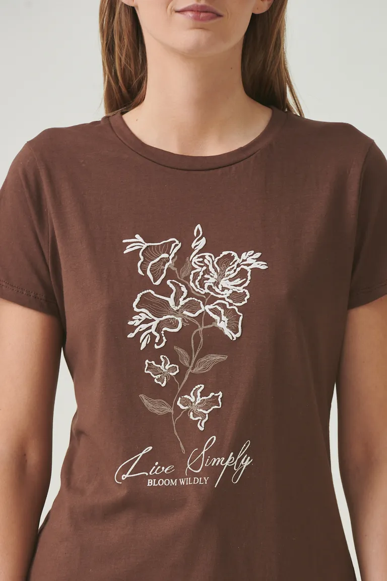 Remera con estampado floral lineal y texto decorativo en tono marrón de Sweet en Remeras para argentina