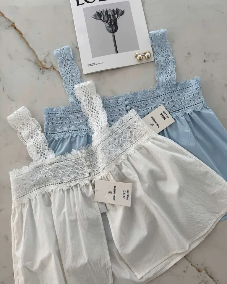 Musculosa de Algodón Importado con Encaje Superior Ancho y 4 Botones Forrados de Hesed en Tops para argentina