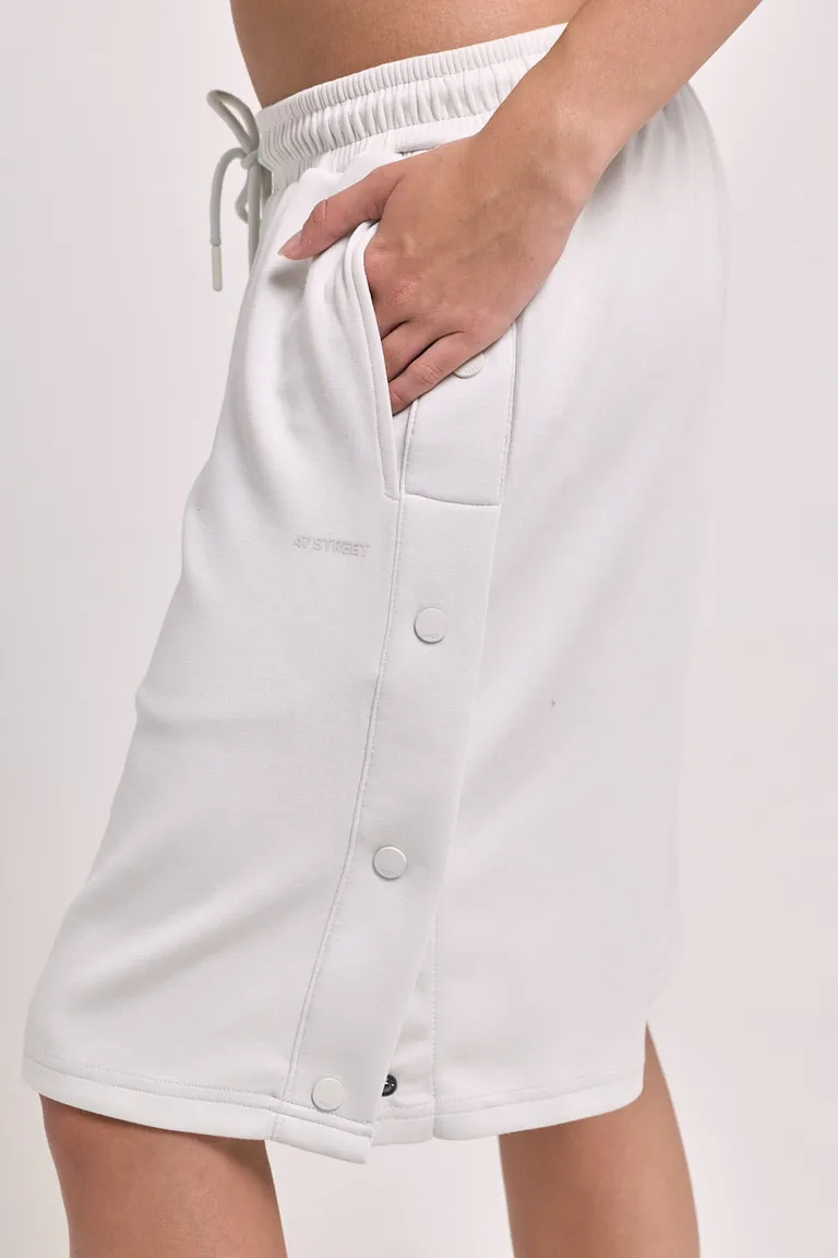 Bermuda de tiro medio con cintura elástica ajustable, bolsillos laterales y detalle de recorte con broches metálicos de 47 Street en Shorts para argentina