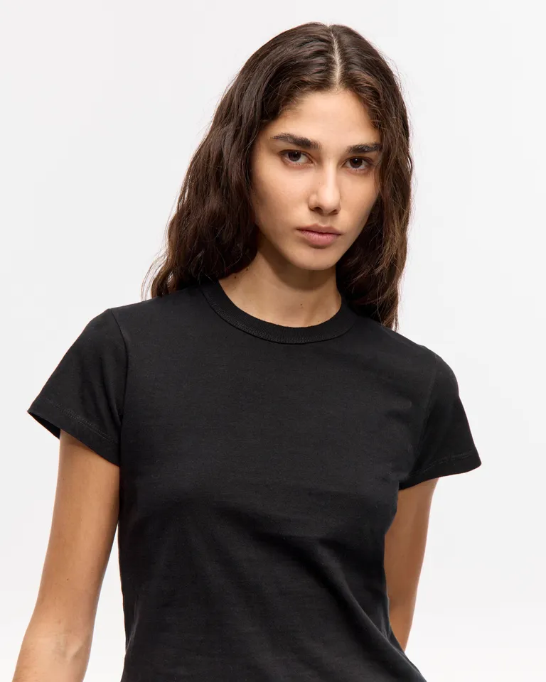 Remera de manga corta con cuello redondo y calce regular a la cadera para uso diario de Ay Not Dead en Remeras para argentina
