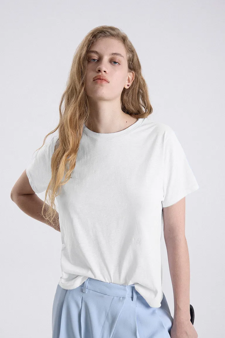 Remera de corte clásico con cuello redondo, mangas cortas y detalle bordado frontal de Maria Cher en Remeras para argentina