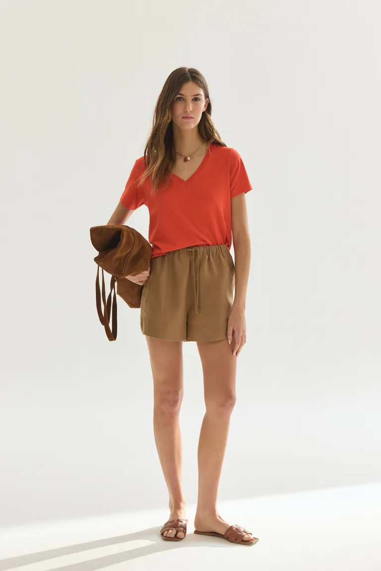 Remera de cuello en V con manga corta para mujer de Akiabara en Remeras para argentina