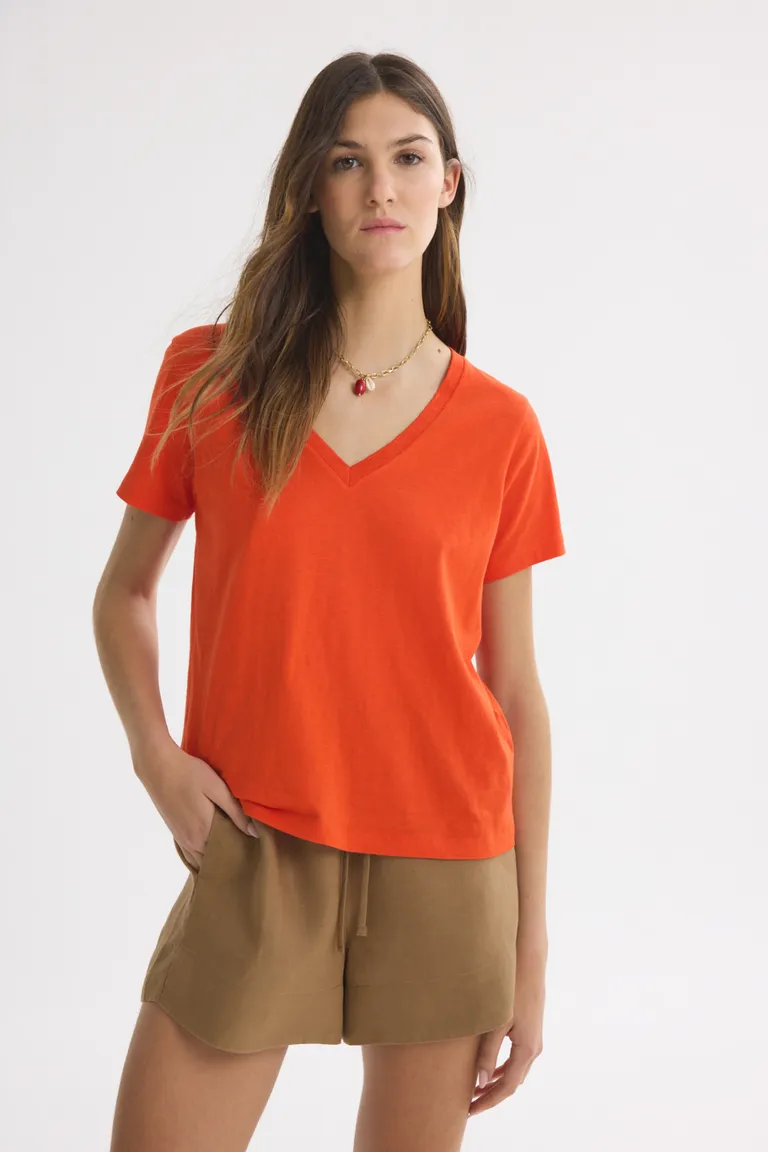 Remera de cuello en V con manga corta para mujer de Akiabara en Remeras para argentina