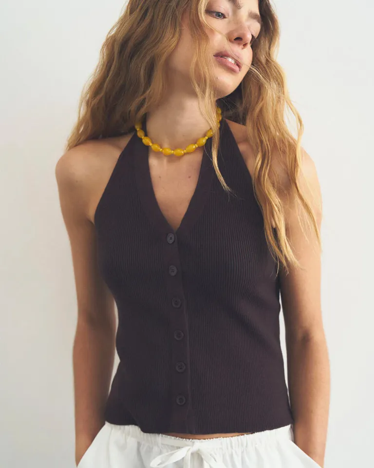 Top de cuello halter con botones a tono, un diseño elegante y versátil de Sky en Tops para argentina