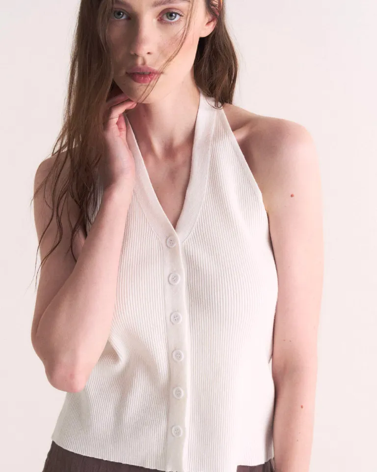 Top de cuello halter con botones a tono, un diseño elegante y versátil de Sky en Tops para argentina