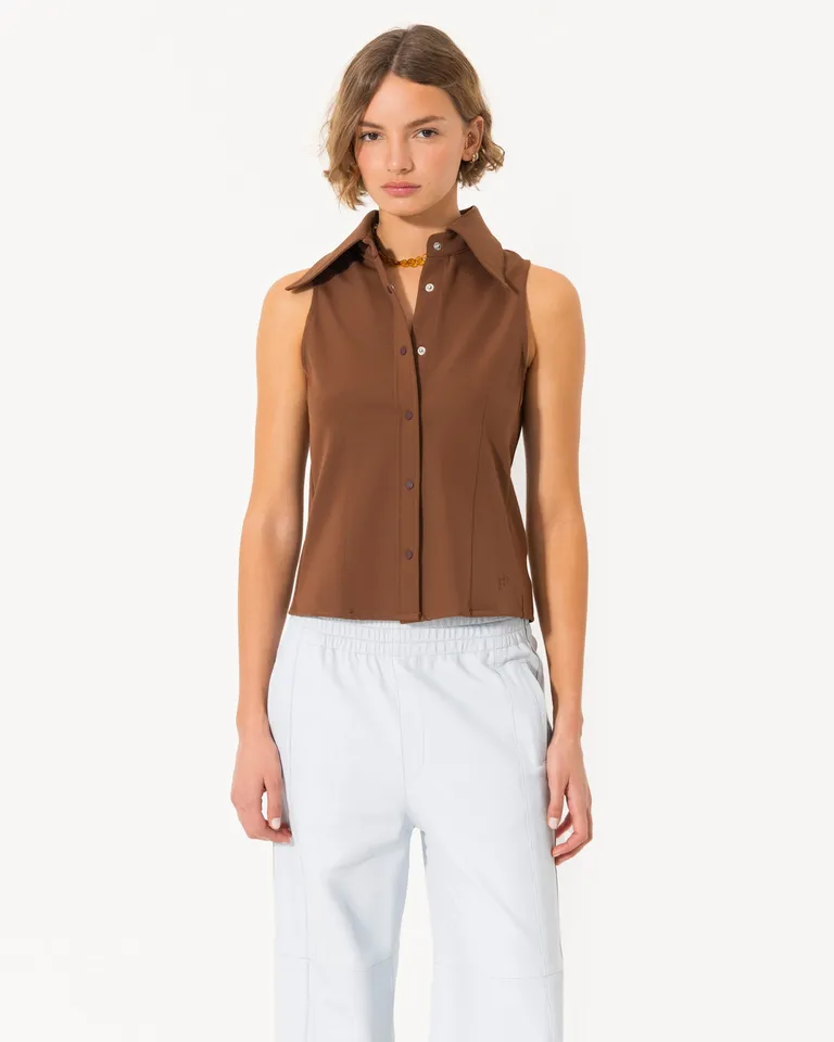 Camisa sin mangas de punto marrón con pinzas y cierre abotonado para un look elegante y femenino de Jazmin Chebar en Camisas para argentina