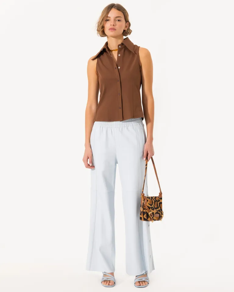Camisa sin mangas de punto marrón con pinzas y cierre abotonado para un look elegante y femenino de Jazmin Chebar en Camisas para argentina