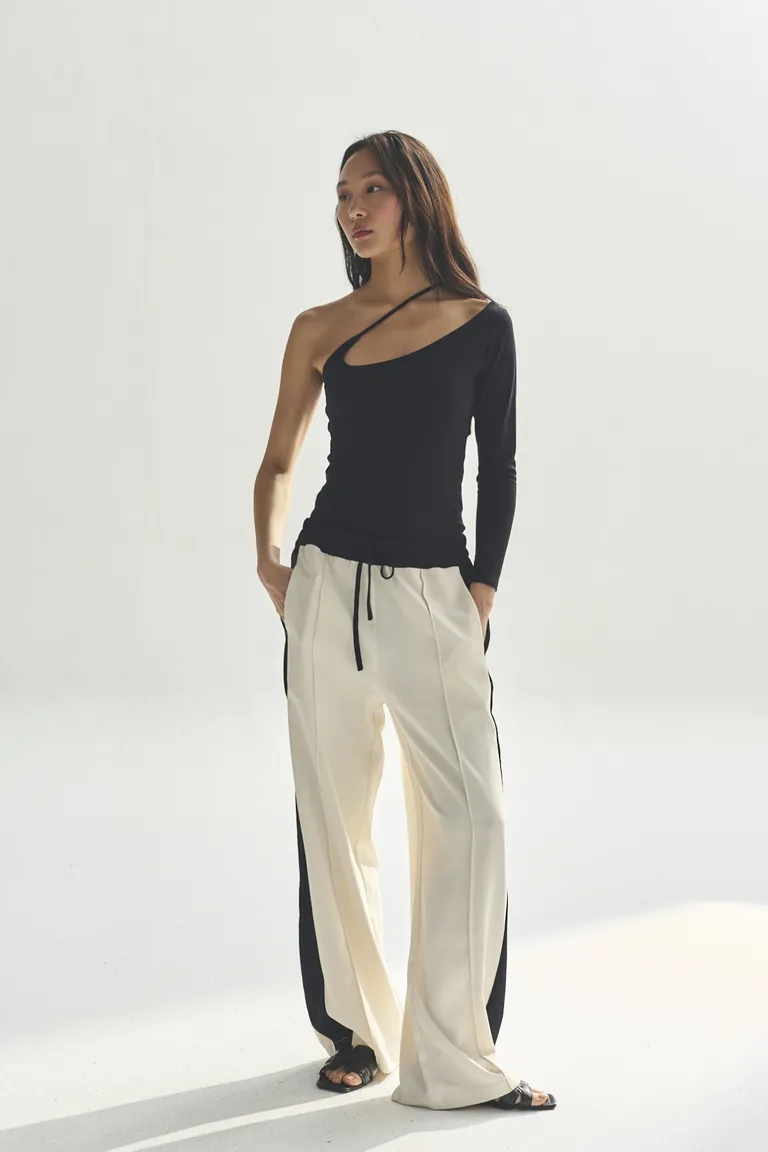 Remera asimétrica negra de diseño elegante y minimalista para mujer de Akiabara en Remeras para argentina