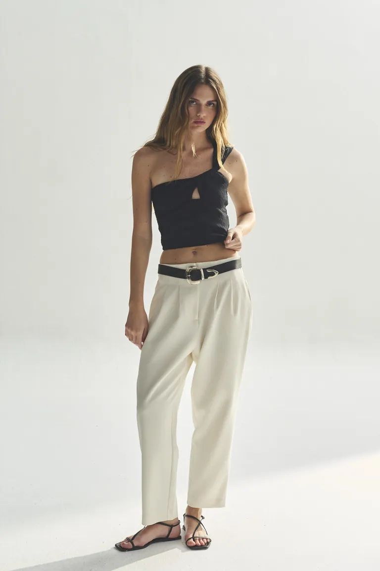 Top de un hombro negro para mujer, diseño ajustado y elegante de Akiabara en Tops para argentina