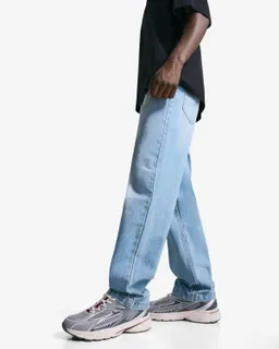 Jeans recto relaxed de Bershka en Pantalones para argentina