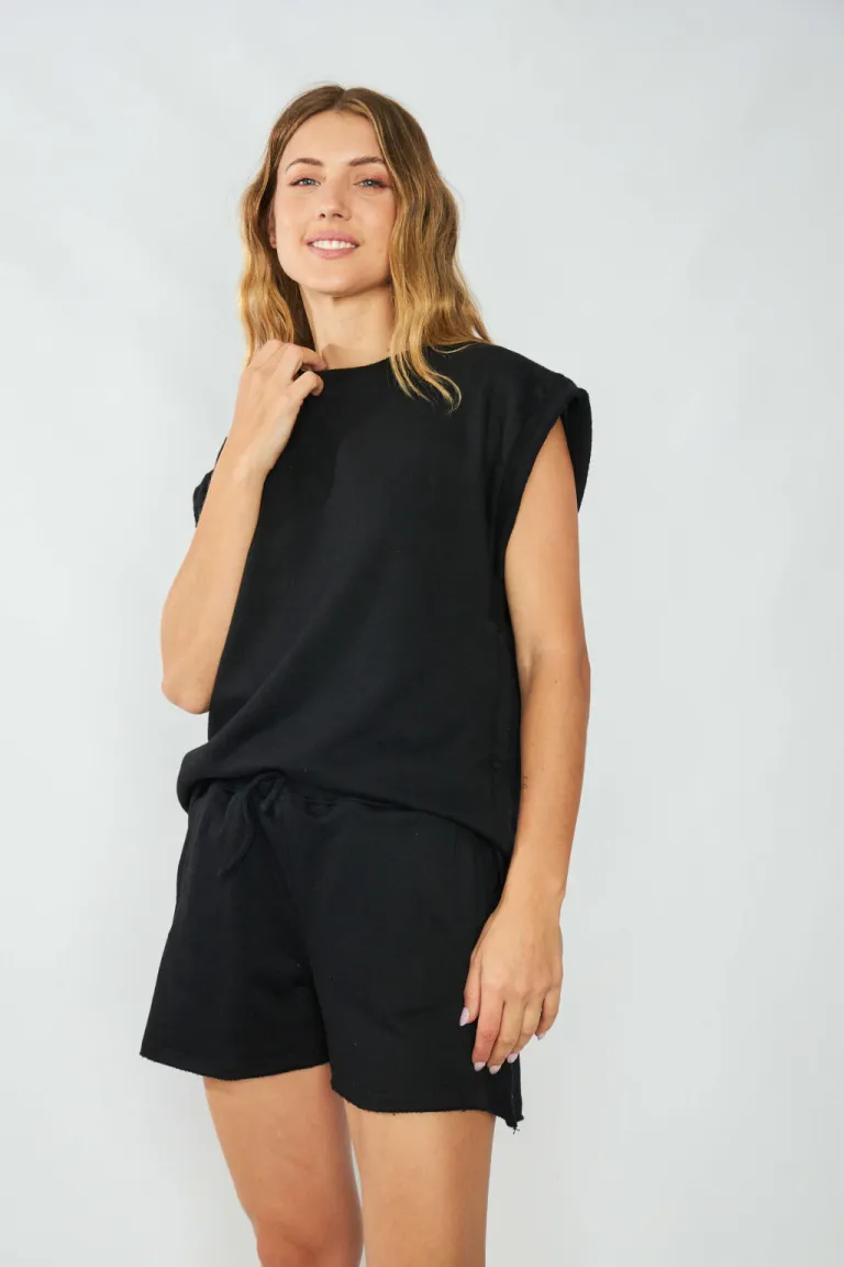 Remera negra de diseño casual y moderno ideal para diferentes outfits de Belle en Remeras para argentina