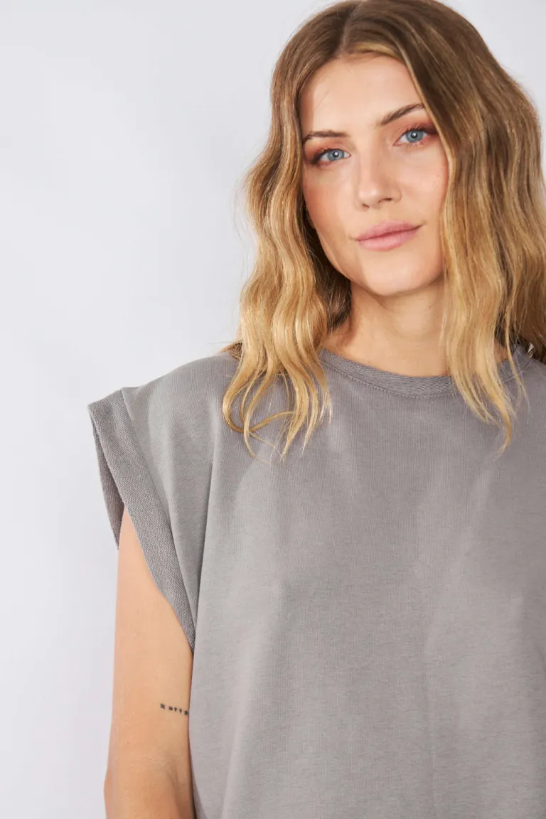 Remera negra de diseño casual y moderno ideal para diferentes outfits de Belle en Remeras para argentina