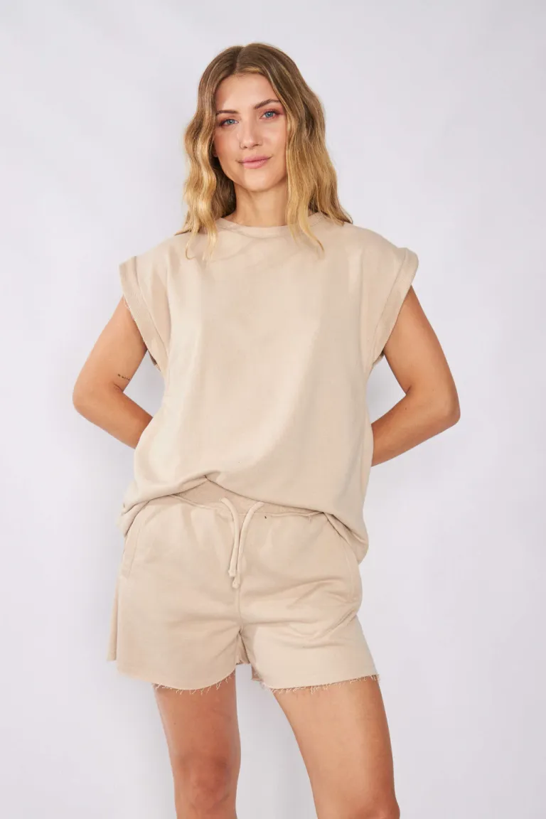 Remera negra de diseño casual y moderno ideal para diferentes outfits de Belle en Remeras para argentina