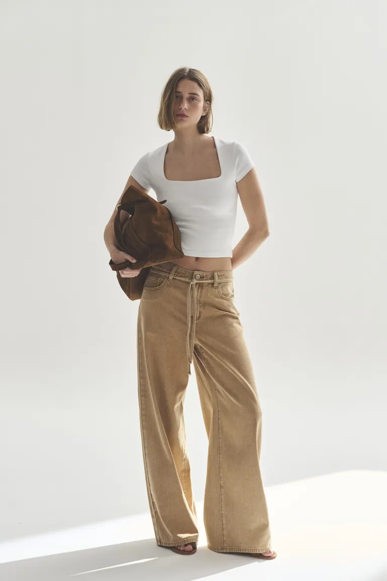 Remera de corte recto y cuello cuadrado en tono neutro para un look versátil y sofisticado de Akiabara en Remeras para argentina