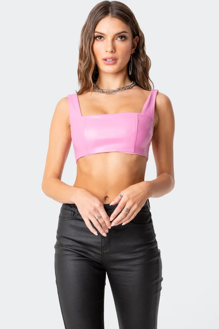 Crop top cuero sintético midnight de Edikted en Tops para argentina