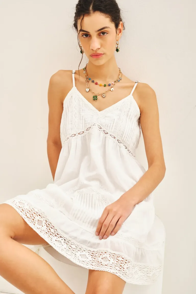 Vestido corto de algodón con puntillas y bordados, ajuste bajo el busto de Rapsodia en Vestidos para argentina