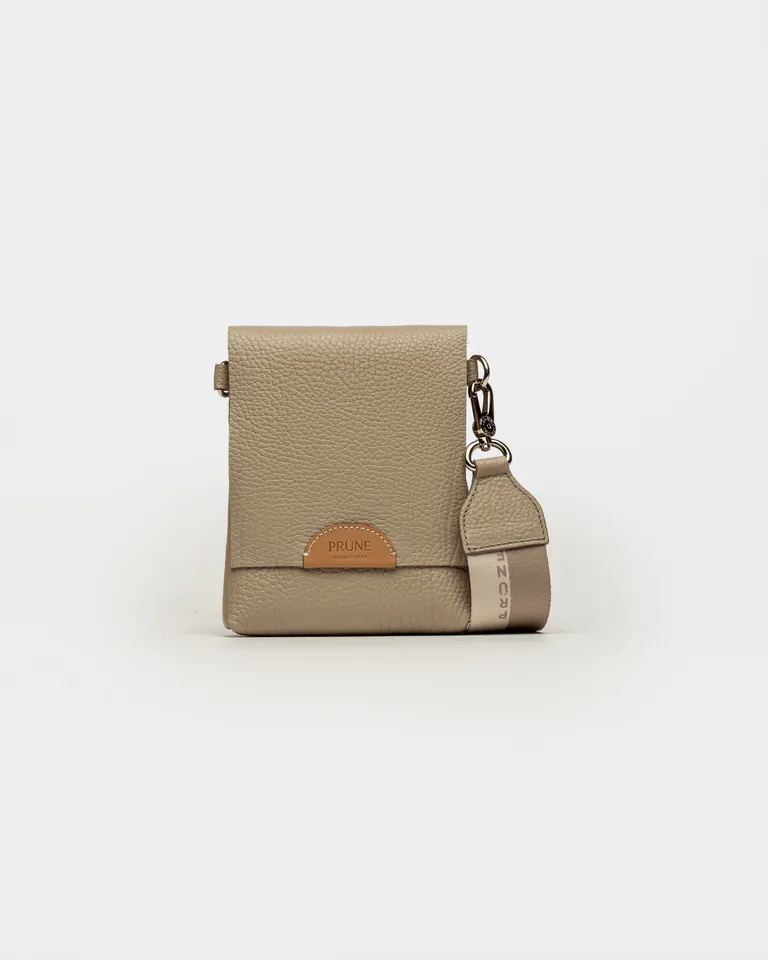Mini bolso de cuero graneado con correa larga y ajustable, ideal para el día a día de Prüne en Bolsos y Carteras para argentina