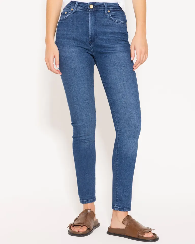 Jeans de tiro medio con detalles dorados - Diseño elegante y versátil para la mujer moderna de Jazmin Chebar en Pantalones para argentina