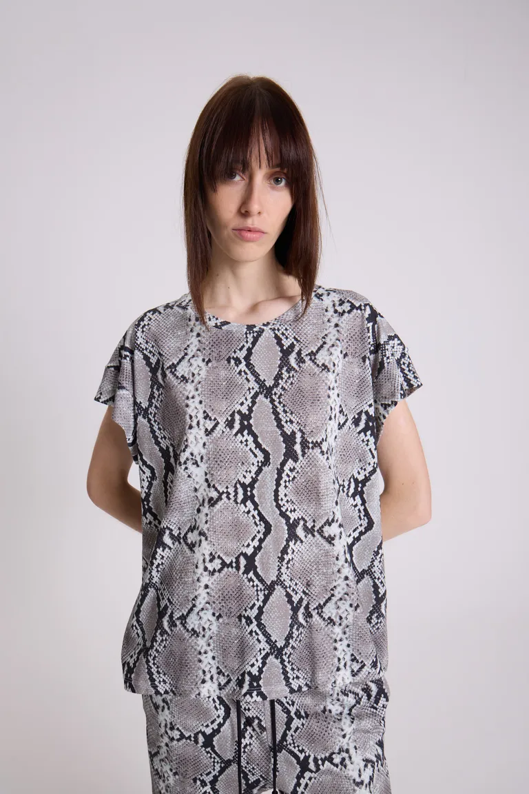 Remera de jersey estampado con estampado de serpiente, escote redondo y corte boxy de Maria Cher en Remeras para argentina