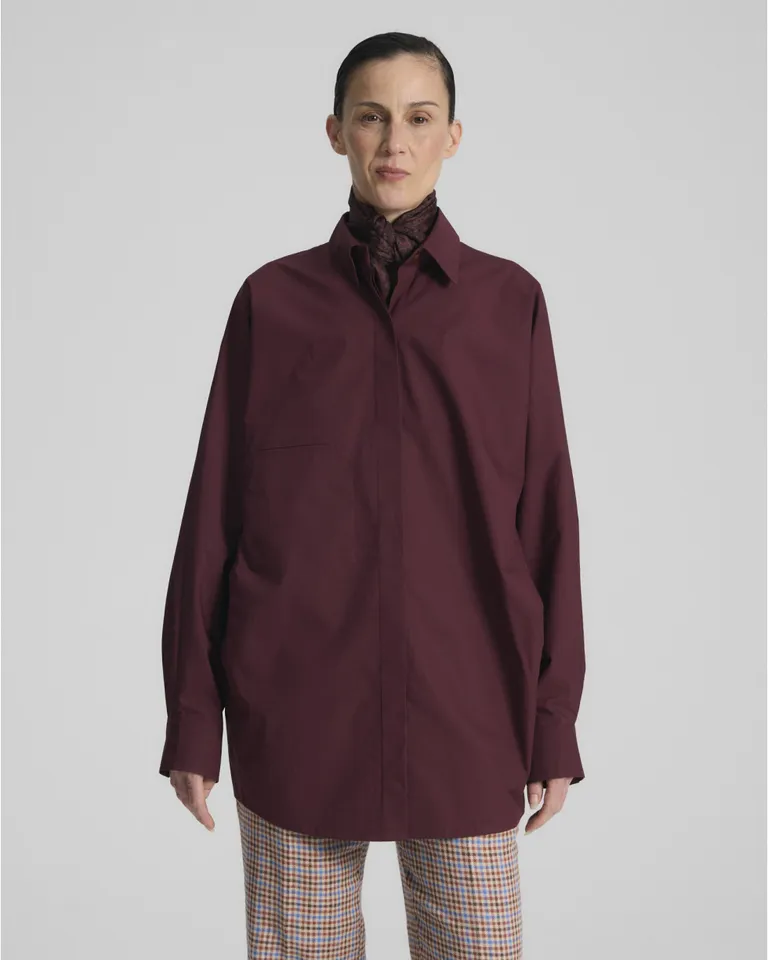 Camisa oversize de corte amplio con mangas voluminosas, bolsillo delantero y espalda con tabla asimétrica de Blue Sheep en Camisas para argentina