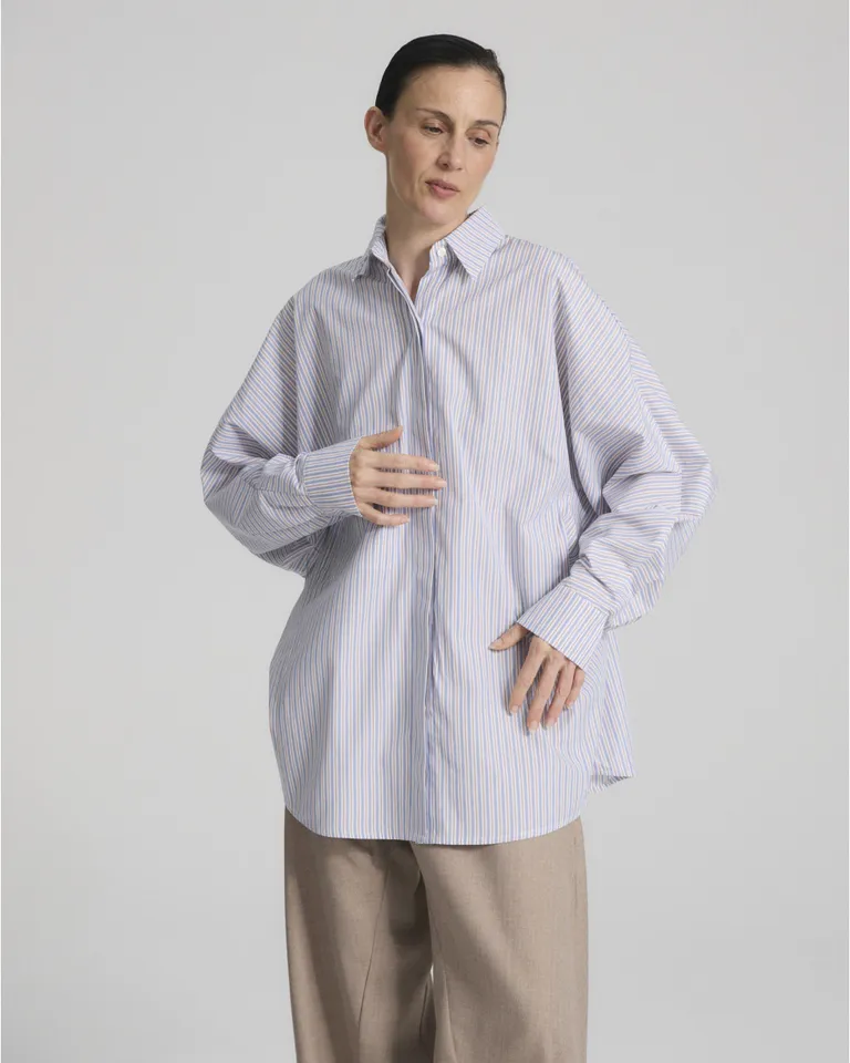 Camisa oversize de corte amplio con mangas voluminosas, bolsillo delantero y espalda con tabla asimétrica de Blue Sheep en Camisas para argentina