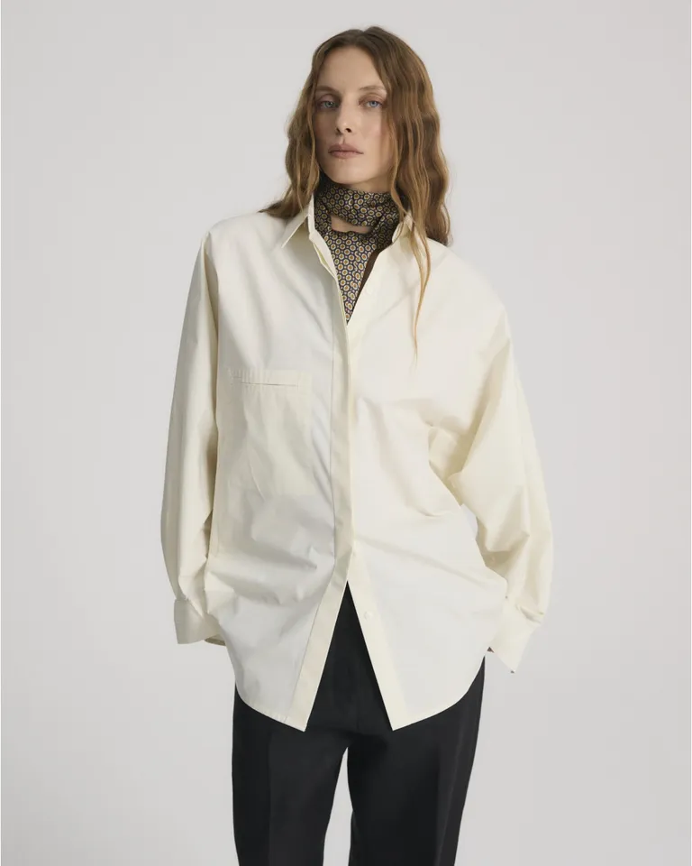 Camisa oversize de corte amplio con mangas voluminosas, bolsillo delantero y espalda con tabla asimétrica de Blue Sheep en Camisas para argentina