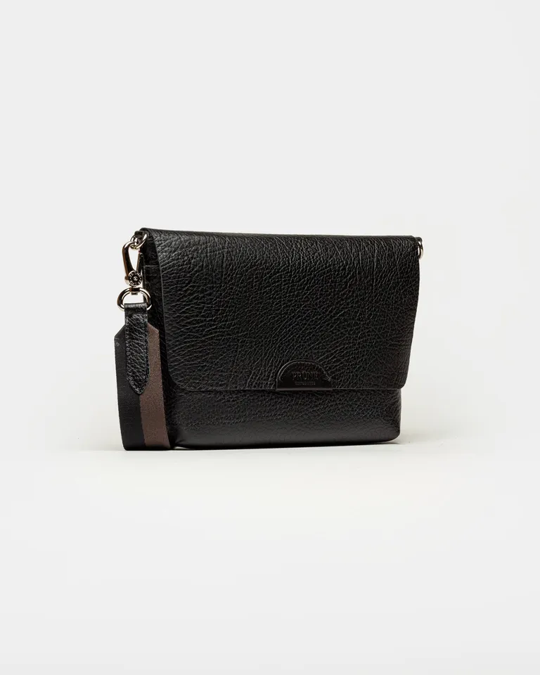 Morral con solapa frontal, textura graneada y correa ajustable de Prüne en Bolsos y Carteras para argentina