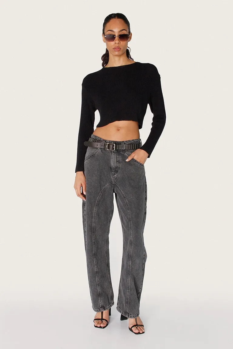 Sweater de punto negro con diseño de ruedos al corte y largo modular hasta la cintura de Sofia Sarkany en Buzos y Sweaters para argentina