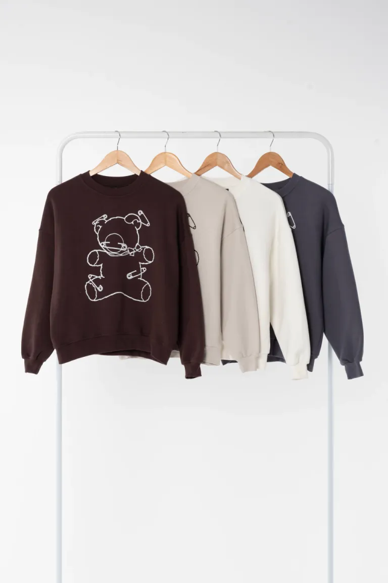 Buzo de mujer de diseño con estampado de oso en color negro de Apricot en Buzos y Sweaters para argentina